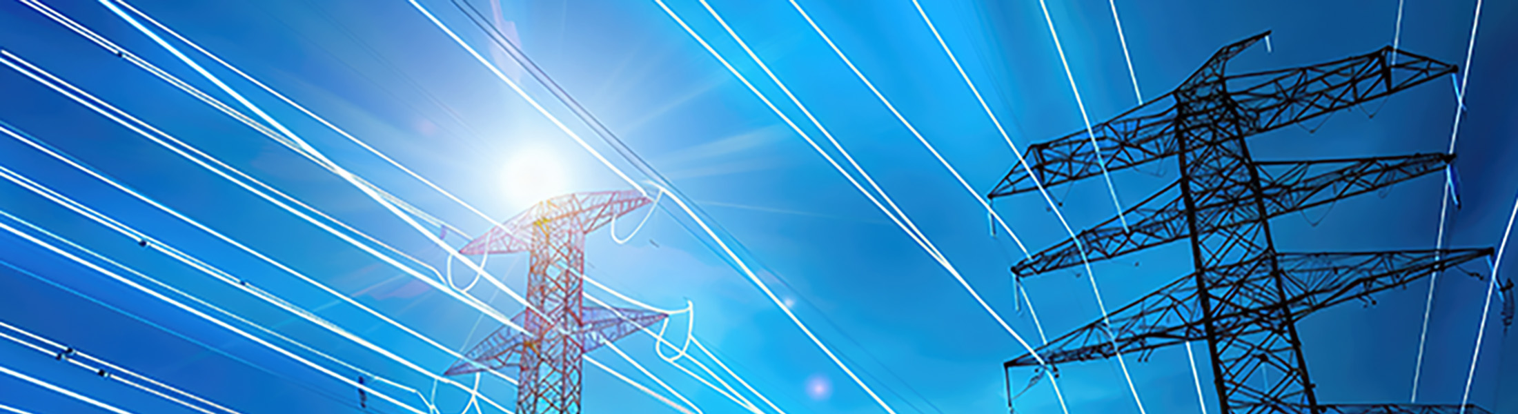 Das Bild zeigt ein großes Solarfeld mit mehreren Reihen von Solarpaneelen, die nach oben geneigt sind. Der Himmel dahinter ist teilweise bewölkt und es sind im Hintergrund einige Bäume zu sehen.