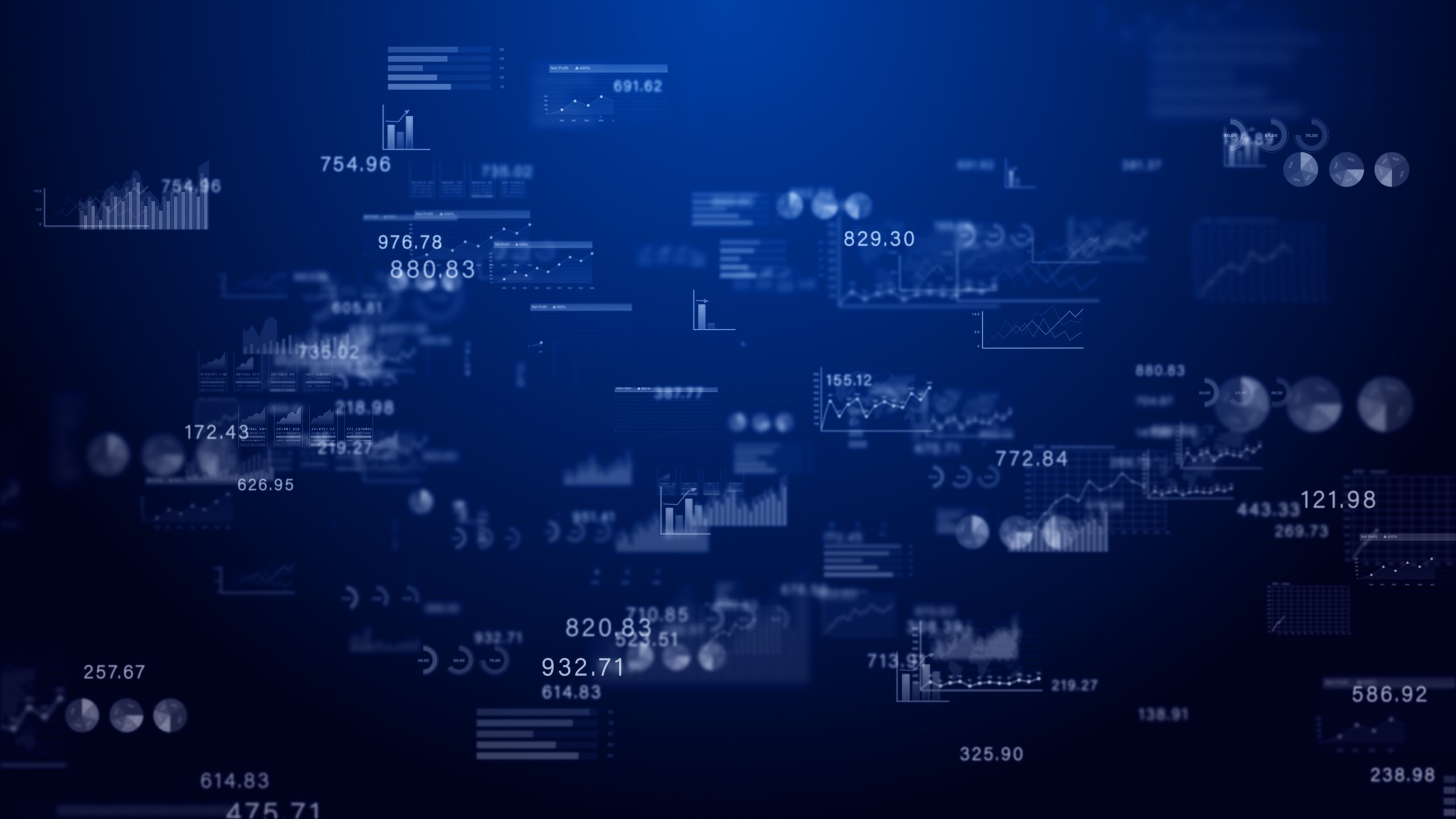 Das Bild zeigt ein großes Solarfeld mit mehreren Reihen von Solarpaneelen, die nach oben geneigt sind. Der Himmel dahinter ist teilweise bewölkt und es sind im Hintergrund einige Bäume zu sehen.